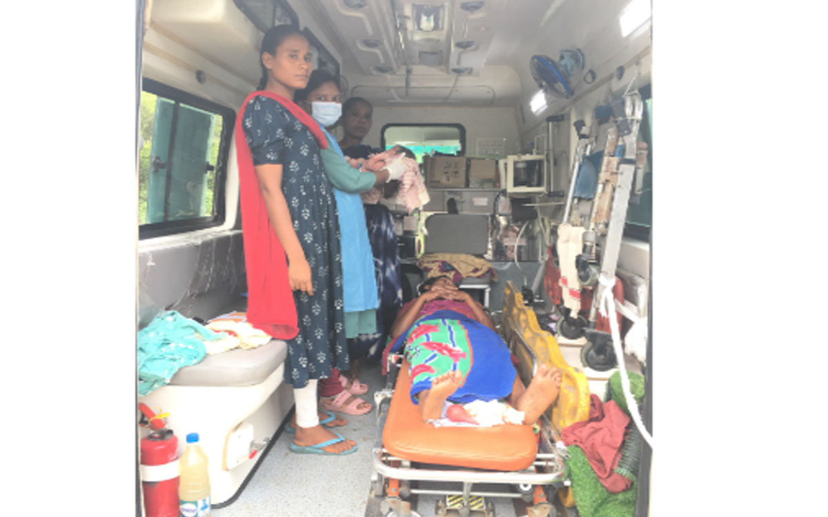 గుంతల రోడ్డుతో గర్భిణీ నరకయాతన.. అంబులెన్స్‌లోనే ప్ర‌స‌వం