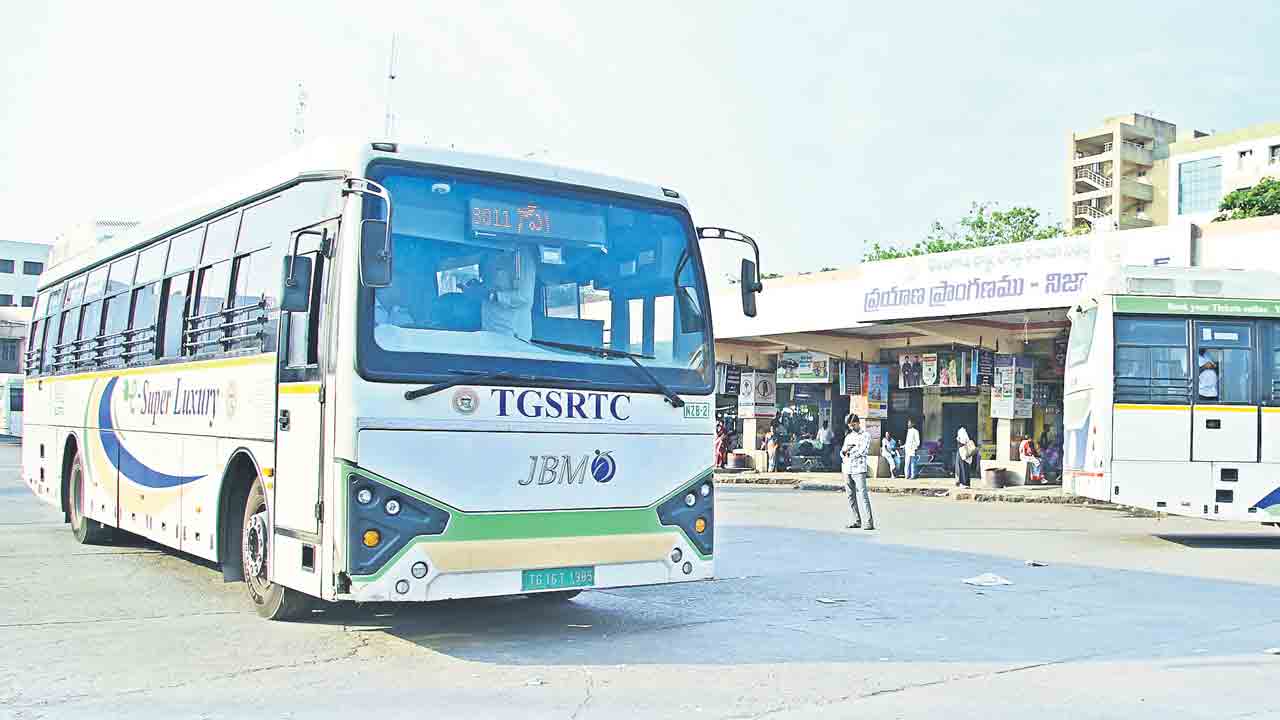 ఇంకా డిపోల్లోనే ఎలక్ట్రిక్ బస్సులు!