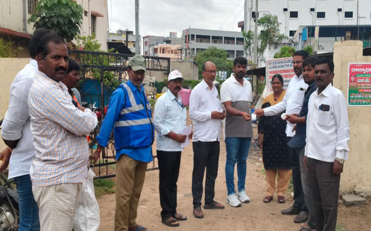 హోటల్స్ అపరిశుభ్రంగా ఉంటే జరిమానా : మున్సిపల్ కమిషన‌ర్‌ చంద్రప్రకాశ్ రెడ్డి