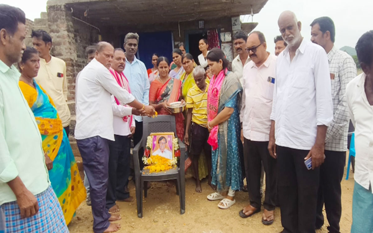 బ‌చ్చు వెంక‌ట‌ర‌మ‌ణ‌ కుటుంబానికి మాజీ ఎమ్మెల్యే చంద్రావతి ప‌రామ‌ర్శ