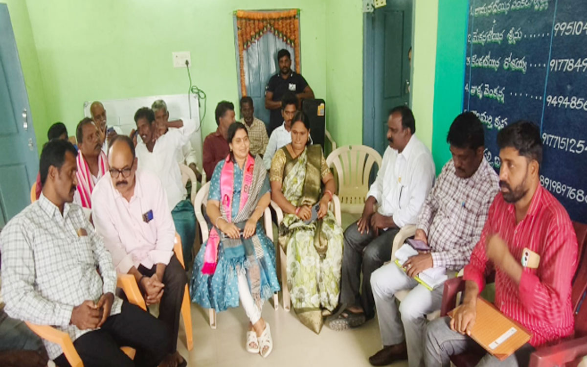 బచ్చు వెంకటరమణ కుటుంబానికి మాజీ ఎమ్మెల్యే చంద్రావతి పరామర్శ