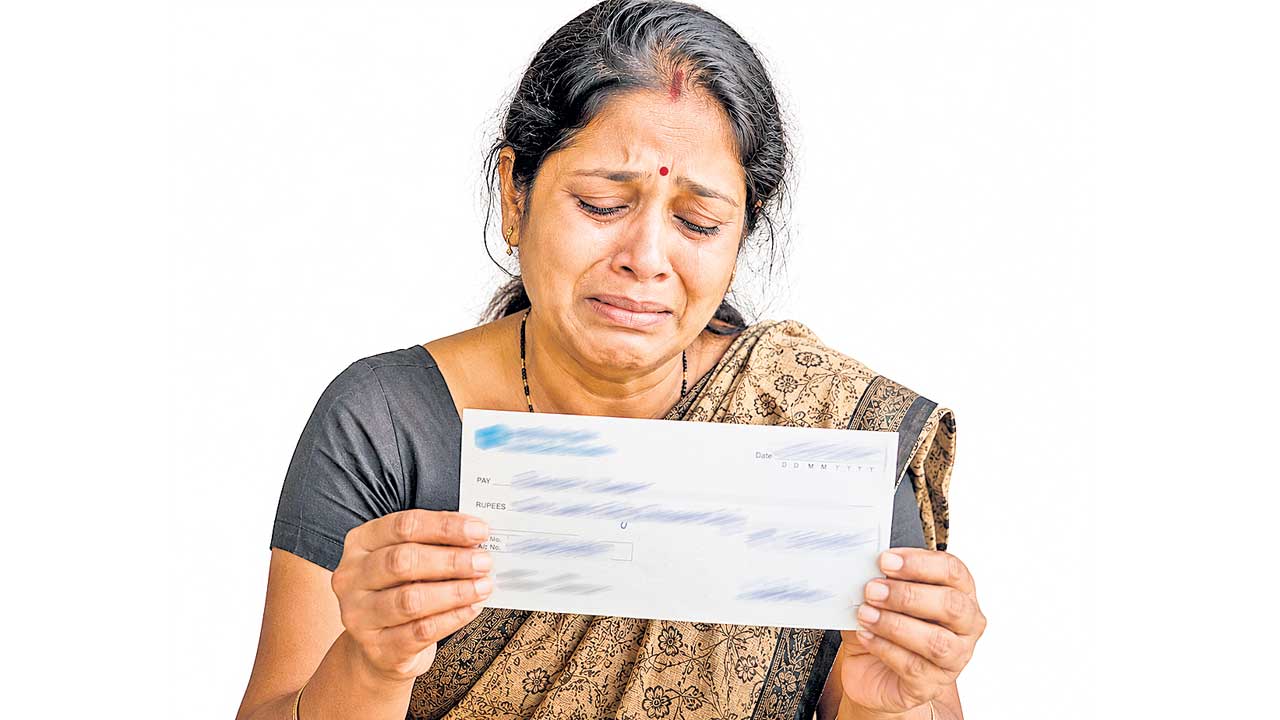 చెల్లని చెకులు..లబ్ధిదారులకు చిక్కులు!