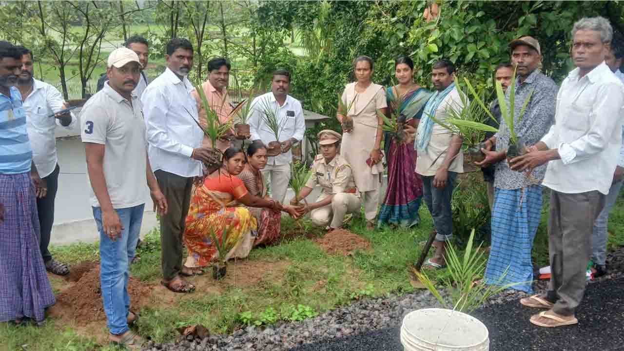 Vana Mahotsavm | పర్యావరణాన్ని పరిరక్షించాలి : ఎస్‌ఐ భారతి