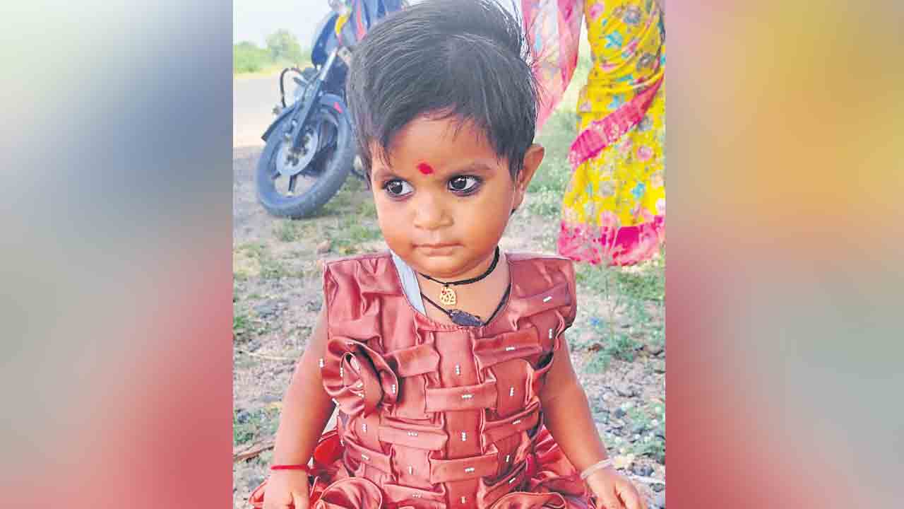 బాల్కనీ నుంచి పడి రెండేండ్ల చిన్నారి మృతి