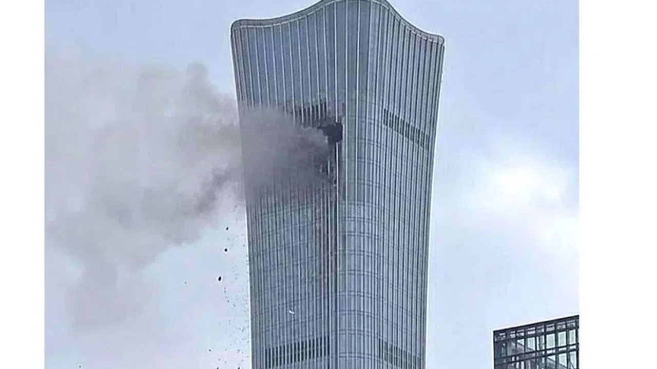 Beijing Skyscraper: వ్య‌క్తిగ‌త కార‌ణాల వ‌ల్ల.. 109 అంత‌స్తుల భ‌వ‌నాన్ని విమానంతో ఢీకొట్టిన పైల‌ట్‌!