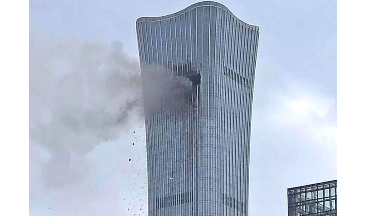 China Tower: 109 అంత‌స్తుల ట‌వ‌ర్‌ను ఢీకొన్న విమానం.. వివ‌ర‌ణ ఇవ్వ‌ని చైనా