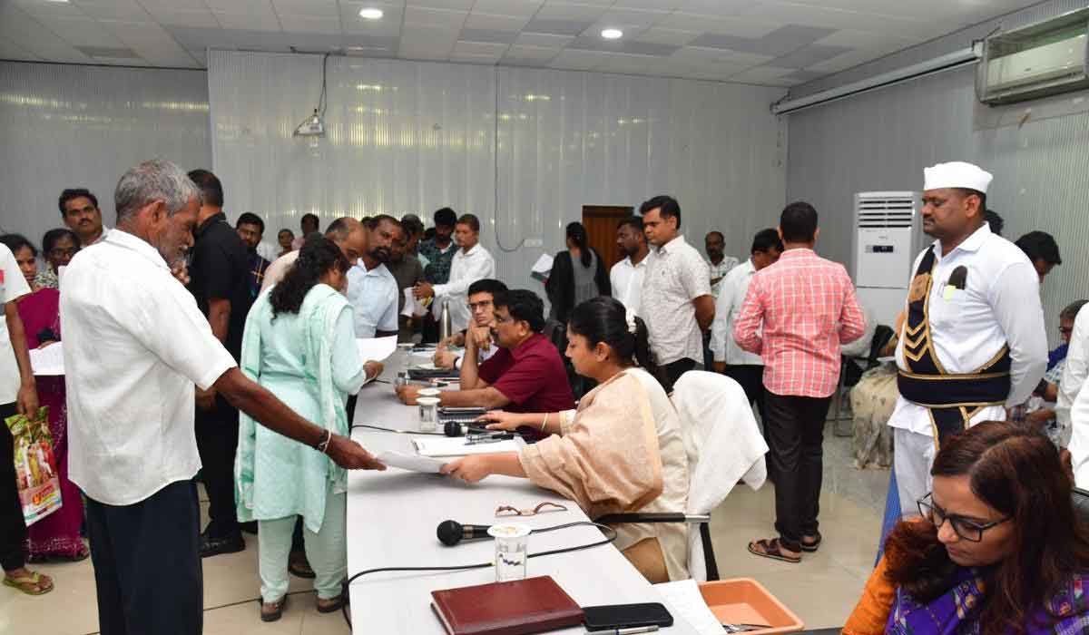 Karimnagar Collector Chitra Mishra | ప్రజావాణి’ దరఖాస్తులను పెండింగ్ లో ఉంచొద్దు.. కరీంనగర్‌ కలెక్టర్‌ చిత్రా మిశ్రా