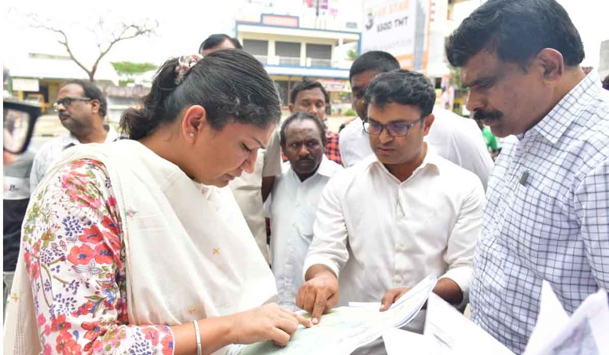 Collector Chitra Mishra | ఫోర్‌లైన్ రోడ్డు నిర్మాణ పనులను వేగవంతంగా చేపట్టాలి.. కరీంనగర్‌ కలెక్టర్‌ చిత్రా మిశ్రా
