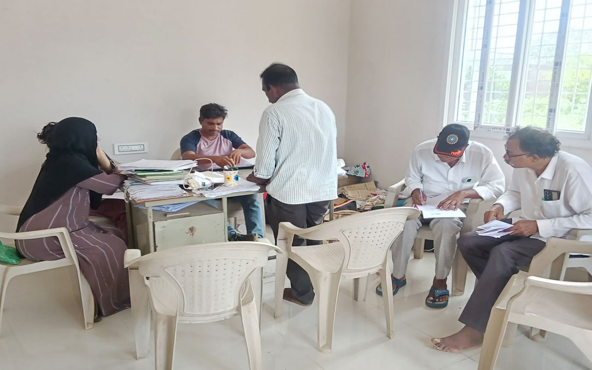 ‘స‌ర్’ ఎన్యూమరేషన్‌లో చుంచుపల్లి మండల ఓటర్ల ఆందోళన