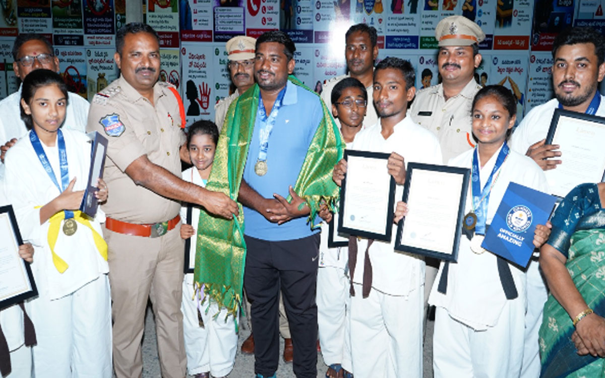 ‘అంత‌ర్జాతీయ క‌రాటేలో ఉత్త‌మ ప్ర‌తిభ అభినంద‌నీయం’