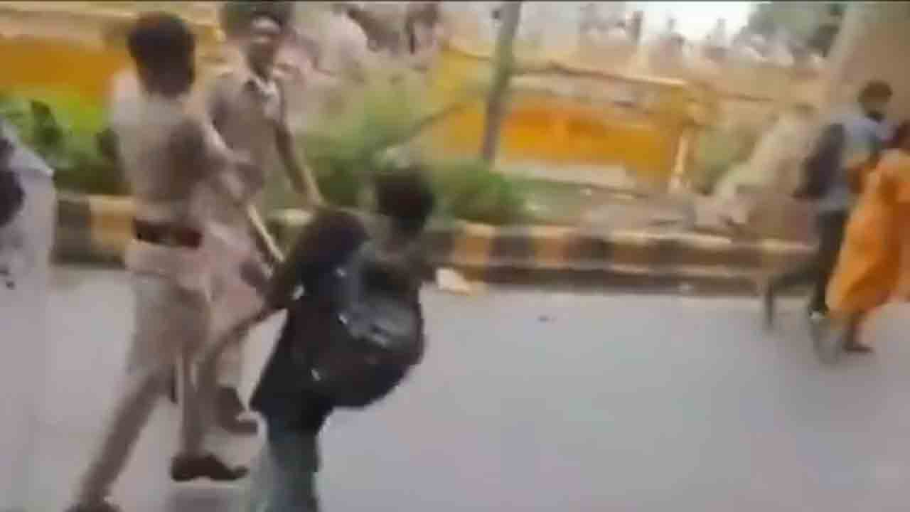 CJP protest | ఢిల్లీలో సీజేపీ నిరసన.. 10 ఏళ్ల బాలుడిని చితకబాదిన పోలీసులు : వైరల్‌ వీడియో