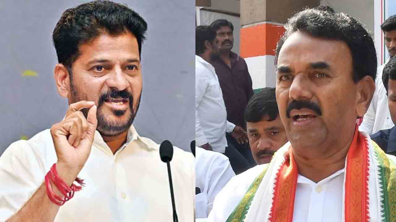 Congress | Telangana news  జూపల్లి VS  సీఎం రేవంత్ .. మంత్రి కూరలో కరివేపాకు అంటూ మీడియాలో కథనాలు Disputes between Minister Jupally Krishna Rao and Disputes ,Congress,Jupally Krishna Rao,Revanth reddy,Telangana news హైదరాబాద్‌ : రాష్ట్ర కాంగ్రెస్ పార్టీలో అంతర్గత విభేదాలు మరోసారి భగ్గుమన్నాయి. సీఎం రేవంత్ రెడ్డి, కొంతమంది మంత్రుల మధ్య పచ్చగడ్డి వేస్తే భగ్గున మండేలా విభేదాలు కొనసాగుతున్నాయి. సీఎం ఏక పక్ష నిర్ణయాలతో మంత్రులు కుతకుత ఉడికిపోతున్నారు. తాజాగా రేవంత్ రెడ్డి, మంత్రి జూపల్లి కృష్ణారావు మధ్య వివాదాలు ముదిరి పాకానపడ్డాయి. సంబంధిత మంత్రి జూపల్లి లేకుండానే పర్యాటక శాఖపై రేవంత్ రెడ్డి సమీక్ష చేశారు. తనకు చెప్పకుండా సొంత శాఖపై రేవంత్ రెడ్డి సమీక్ష చేయడంపై జూపల్లి సీరియస్ అయ్యారు.  వెంటనే అధికారులకు ఫోన్ చేసి రేవంత్ సమీక్షపై వివరాలు తెలుసుకున్నట్లు సమాచారం. ఇదే సమయంలో జూపల్లి ‘కూరలో కరివేపాకు’ అంటూ రేవంత్ రెడ్డి మీడియా బిగ్ టీవీలో కథనాలు రావడం కలకలం రేపింది. జూపల్లిపై రేవంత్ రెడ్డి ఆగ్రహం వెనుక అప్పులపై కాంగ్రెస్ ‘సెల్ఫ్ గోల్’ ఎపిసోడ్ కారణమని తెలిసింది. రాష్ట్ర అప్పులపై బీఆర్ఎస్‌తో సవాల్ చేసి పారిపోవడంతో జూపల్లిపై రేవంత్ తీవ్ర అసంతృప్తిగా ఉన్నట్లు తెలిసింది. మరోవైపు  తమ శాఖలపై రేవంత్ పెత్తనం చేయడంపై పలువురు మంత్రుల అసహనం వ్యక్తం చేస్తున్నారు.  మంత్రులను సంప్రదించకుండా ఏకపక్ష నిర్ణయాలు తీసుకుంటున్న వైనంపై ఆగ్రహంతో  రగిలిపోతున్నారు. దేవాదాయ శాఖ మంత్రిని సంప్రదించకుండా యాదాద్రి ట్రస్టు బోర్డు నియామకం చేపట్టడం,  సినిమాటోగ్రఫీ మంత్రికి చెప్పకుండా సినిమా బెనిఫిట్ షో, టికెట్ రేట్లకు అనుమతి ఇవ్వడం ఇలా అనేక విషయాల్లో తలదూర్చడంతో ఆగ్రహంగా ఉన్న మంత్రులు అదును చూసి దెబ్బ కొట్టేందుకు సిద్ధమవుతున్నారని వినికిడి.