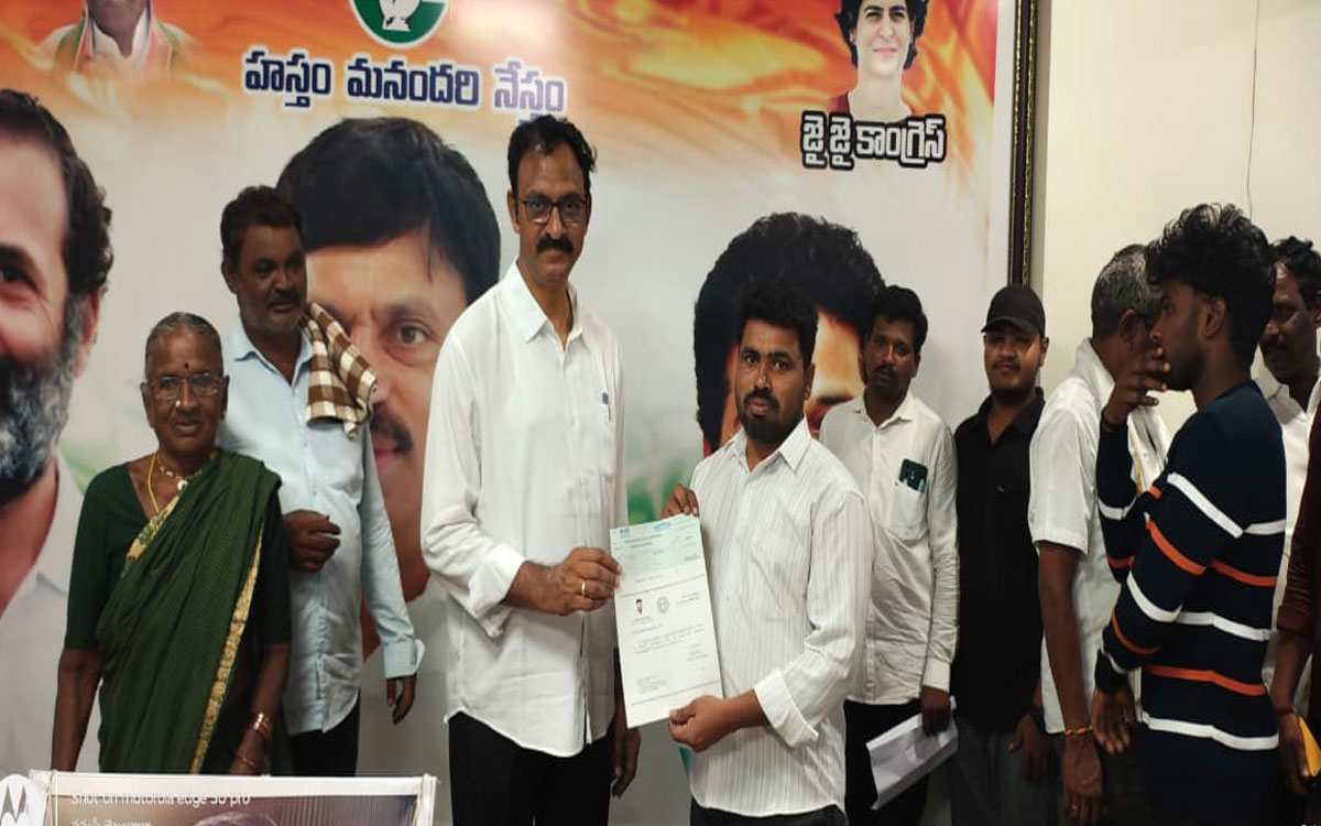 లబ్ధిదారులకు సీఎంఆర్ఎఫ్‌ చెక్కుల పంపిణీ