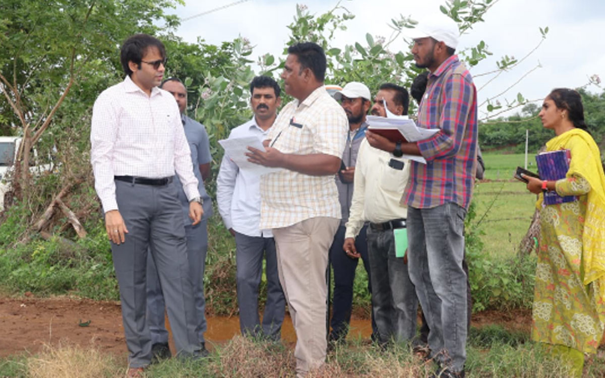 భూ సర్వేను గడువులోగా పూర్తి చేయాలి : కలెక్టర్ అంకిత్