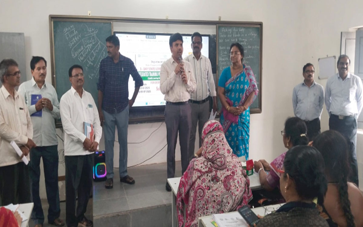విద్యార్థుల ఆంగ్ల భాషా నైపుణ్యాభివృద్ధికి కృషి చేయాలి : కలెక్టర్ చంద్ర‌శేఖ‌ర్‌
