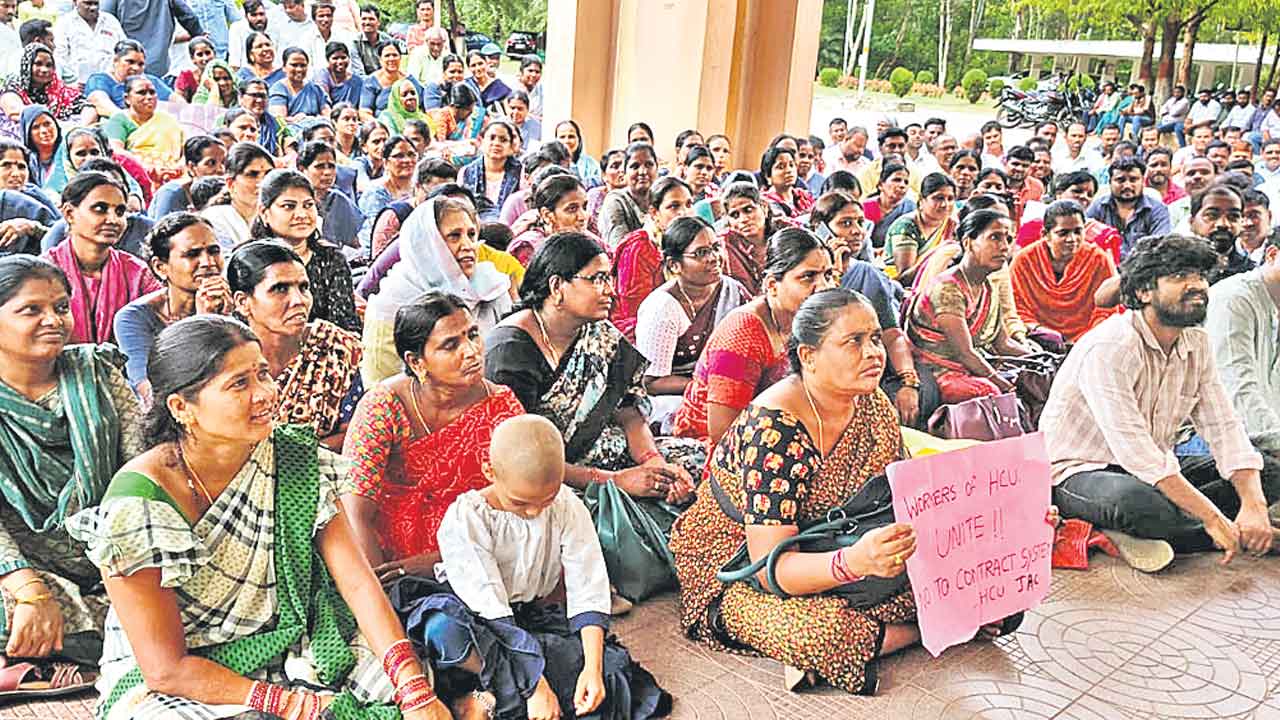 హెచ్‌సీయూలో కాంట్రాక్ట్‌ సిబ్బందికి వేధింపులు