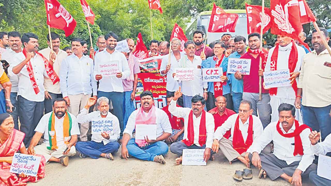 రహీంఖాన్‌పేట స్టేజీ వద్ద బస్సులు ఆపాలి