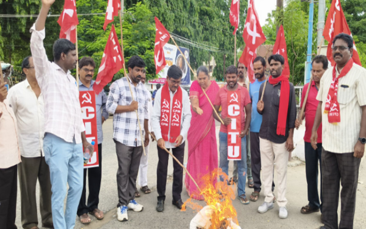 ‘కేంద్ర విద్యాశాఖ మంత్రి రాజీనామా చేయాలి’