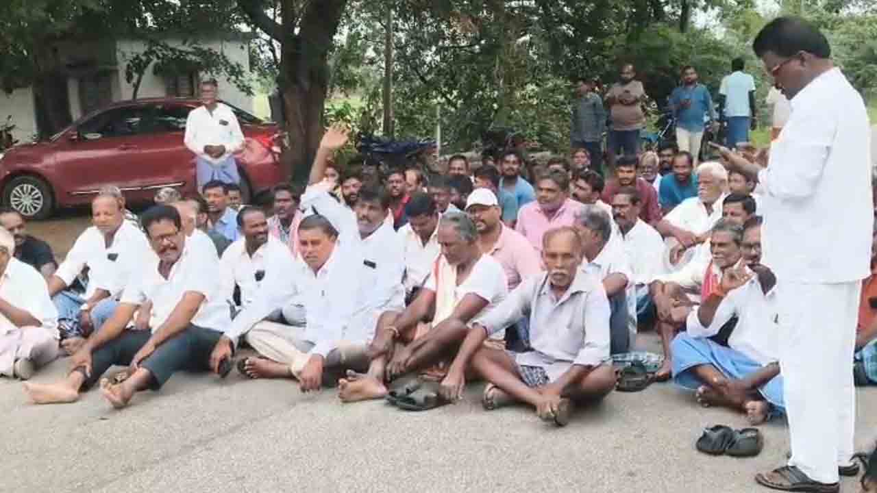 Power cuts | కరెంటు కోతలకు నిరసనగా రైతుల ఆందోళన : వీడియో