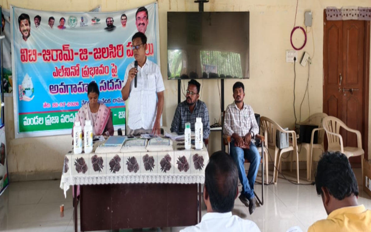 రైతులు ప్రత్యామ్నాయ పంటలను సాగు చేయాలి : డీఏఓ శ్రీ‌ధ‌ర్‌రెడ్డి