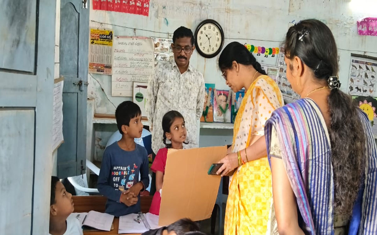 మధ్యాహ్న భోజన మెనూ తప్పనిసరిగా అమలు చేయాలి : డీఈఓ వాసంతి