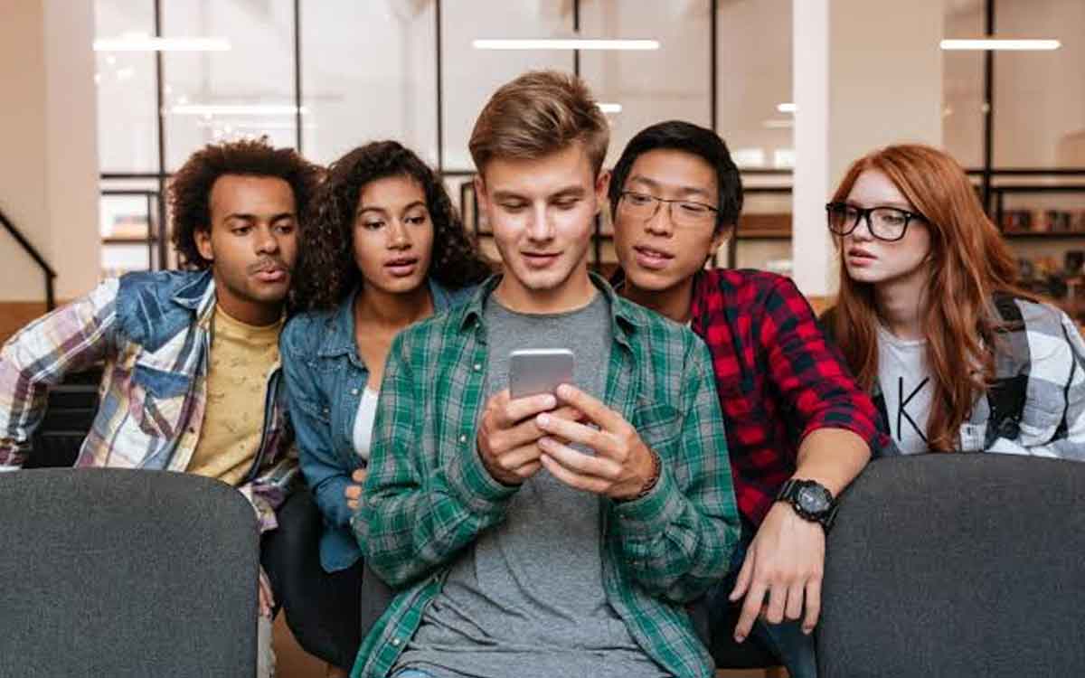 Smart Phones | స్మార్ట్ ఫోన్ల‌ను విడిచిపెట్టి ఉండ‌లేక‌పోతున్న జెన్ జీ త‌రం.. డిజిట‌ల్ డిటాక్స్‌కు ఏం చేయాలి..?