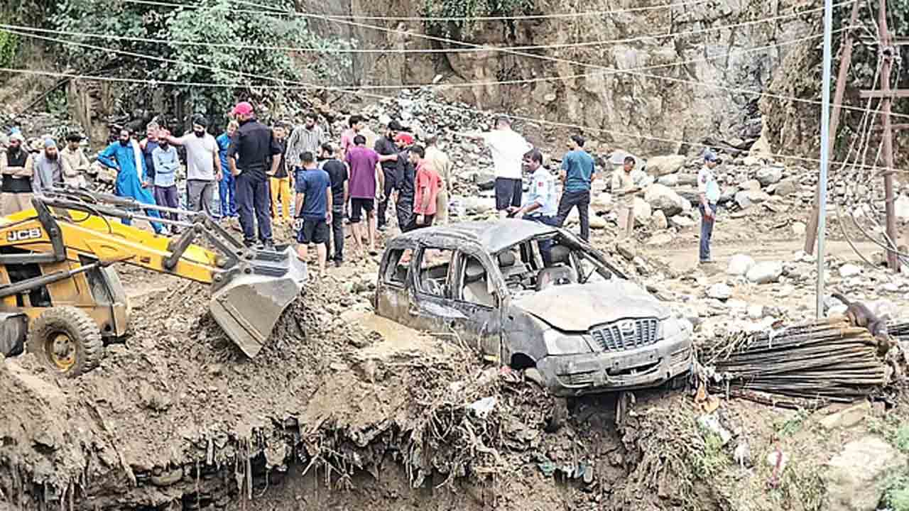 Flash floods | జమ్మూ కాశ్మీర్‌లో ఆకస్మిక వరదలు.. పలు ఇండ్లు, వాహనాలు ధ్వంసం