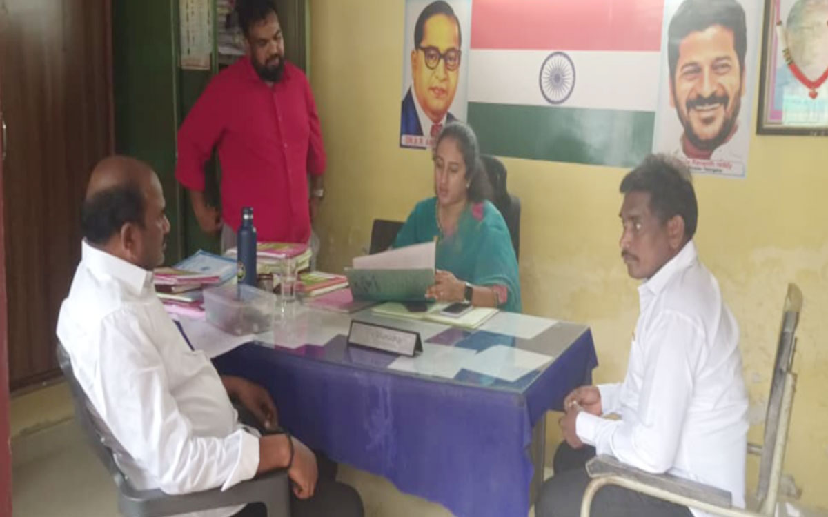ప్రభుత్వ పథకాల అమలుతీరుపై డీపీఓ అనూష‌ ఆరా
