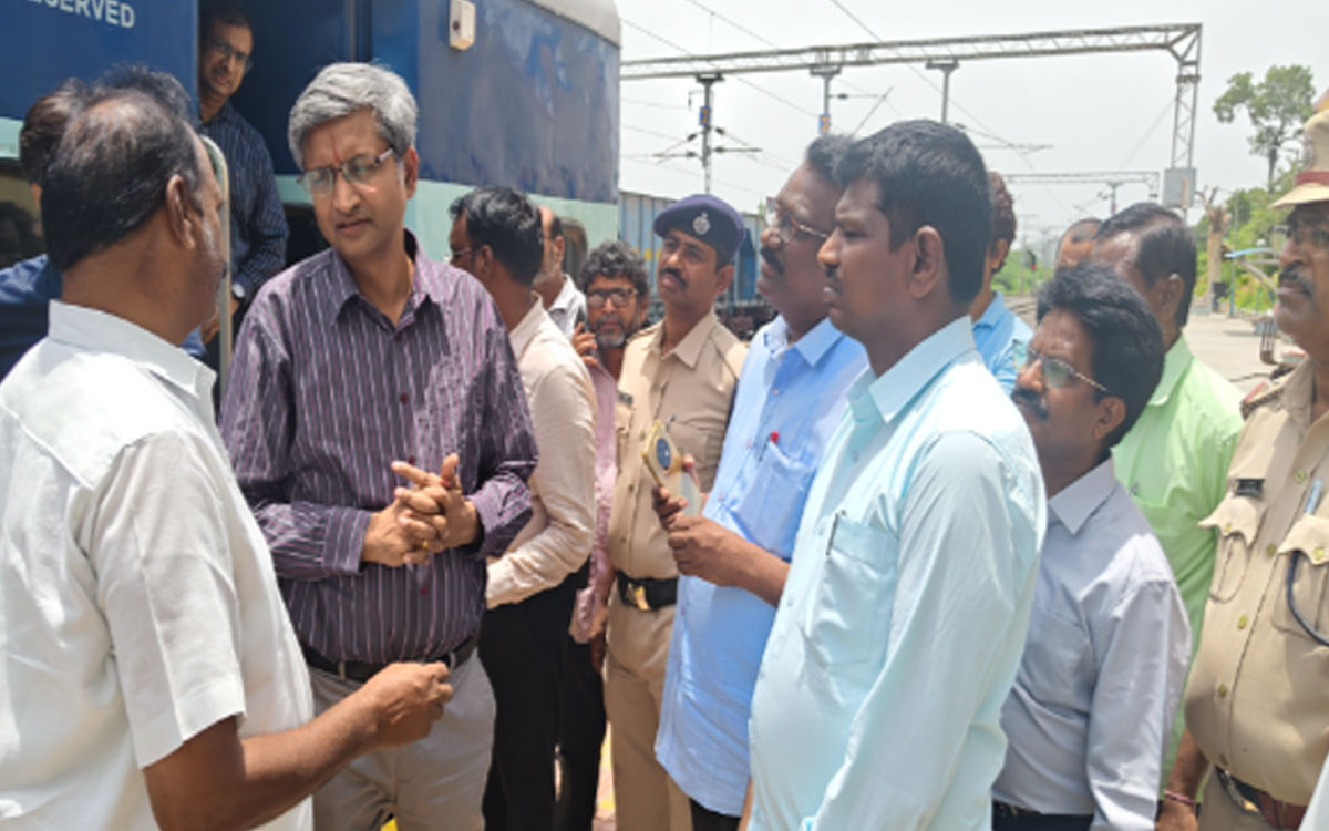 కారేపల్లి రైల్వే స్టేషన్‌ను సందర్శించిన డీఆర్ఎం గోపాల్ కృష్ణ‌న్‌
