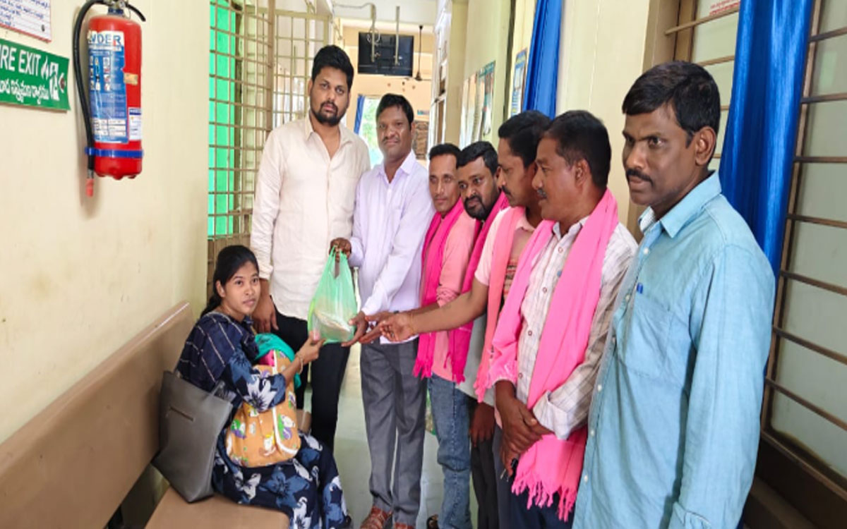 ములకపాడు పీహెచ్‌సీలో పాలు, పండ్లు పంపిణీ