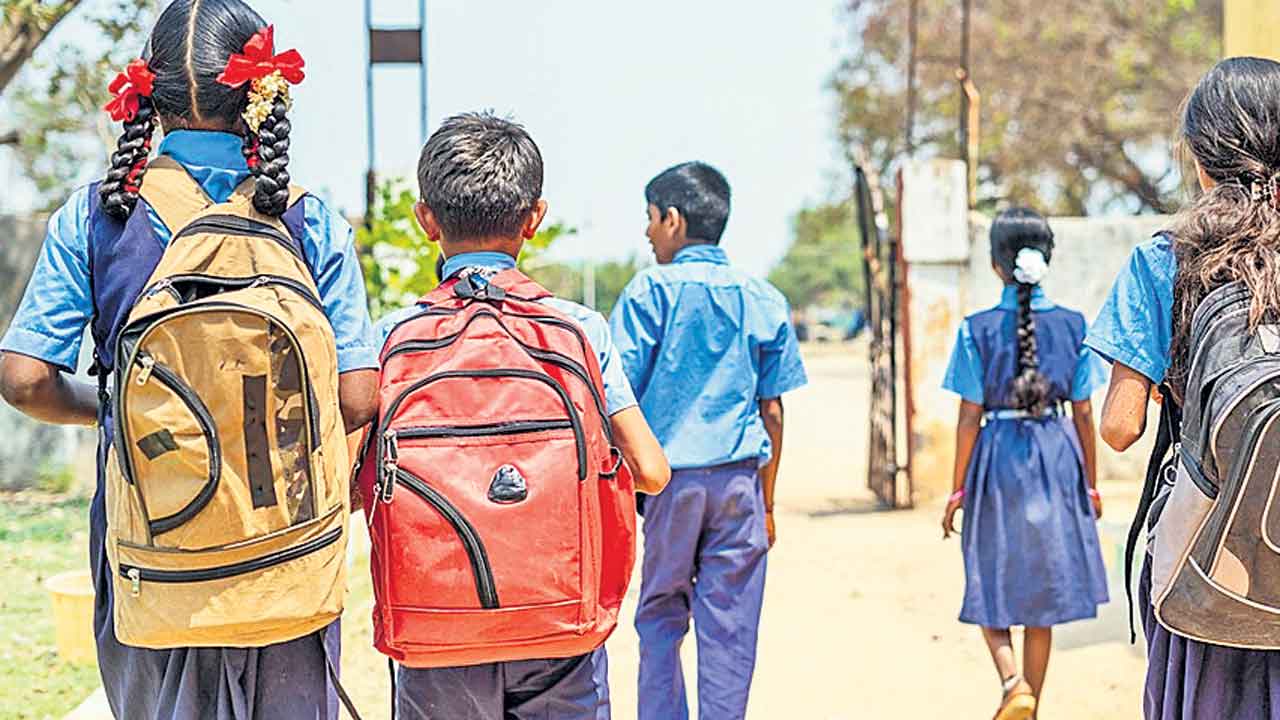 పల్లెల్లో అక్షర దీపం ఆర్పొద్దు