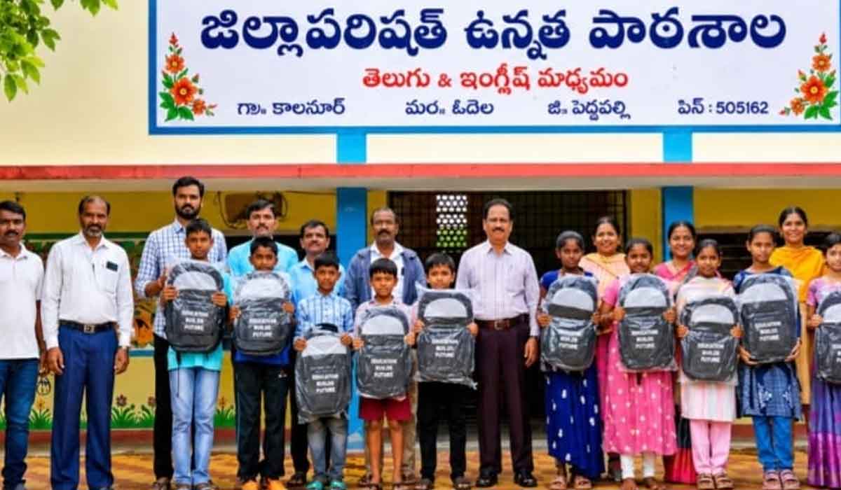 Kolanuru Government School | కొలనూరు ప్రభుత్వ పాఠశాల విద్యార్థులకు ఉచితంగా స్కూల్ బ్యాగుల పంపిణీ