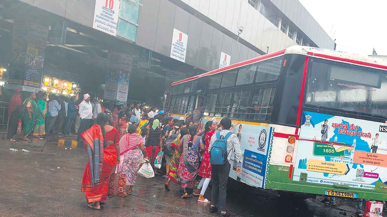 నిలిచిన ఈవీ బస్సులు.. ప్రయాణికుల పాట్లు