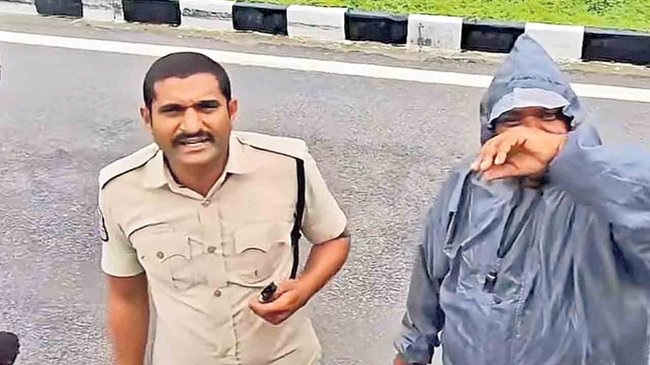 ఎక్సైజ్‌ చెక్‌పోస్టు వద్ద వసూళ్ల దందా.. విచారణ చేపట్టిన ఉన్నతాధికారులు
