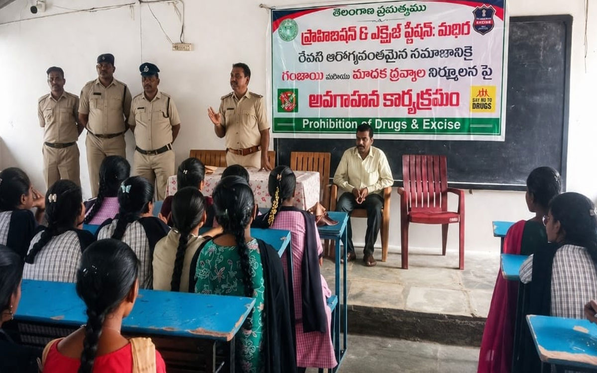 ‘మాదక ద్రవ్యాలకు దూరంగా ఉండి లక్ష్య సాధనకు కృషి చేయాలి’