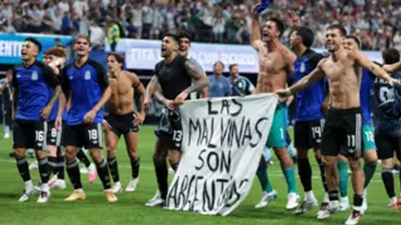 Argentina: వివాదాస్ప‌ద బ్యాన‌ర్ ప్ర‌ద‌ర్శించిన అర్జెంటీనా ప్లేయ‌ర్లు.. చ‌ర్య‌లు తీసుకోనున్న ఫిఫా