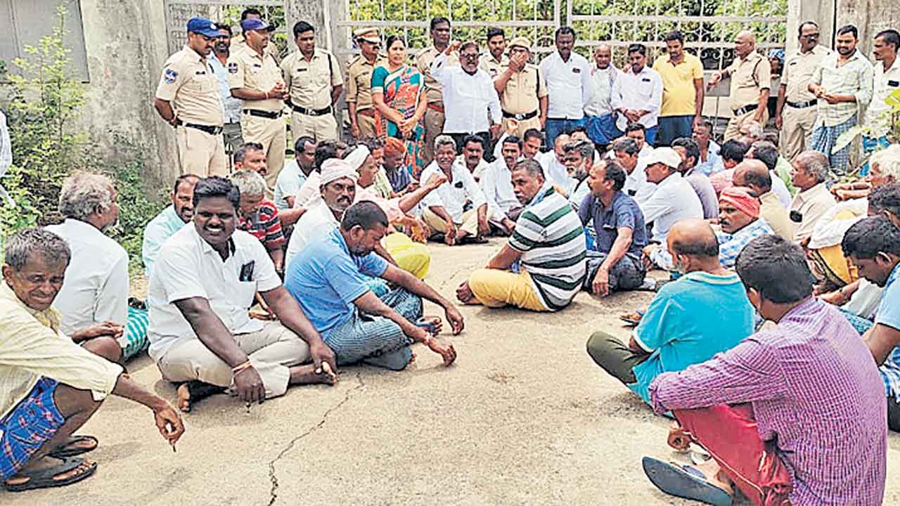 మా పొట్టగొట్టి నీళ్లు ఎట్ల తీసుకెళ్తరు?