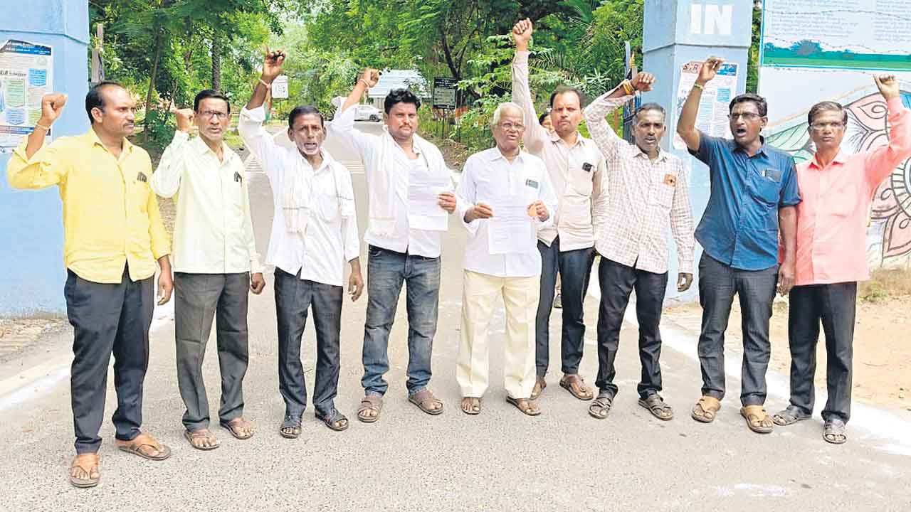 రిటైర్డ్‌ డీఎస్పీపై చర్యలు తీసుకోవాలి