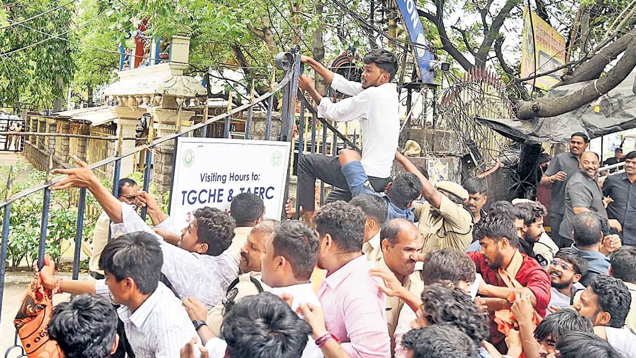 ఫీజు రీయింబర్స్‌మెంట్‌ ప్రభుత్వ భిక్ష కాదు