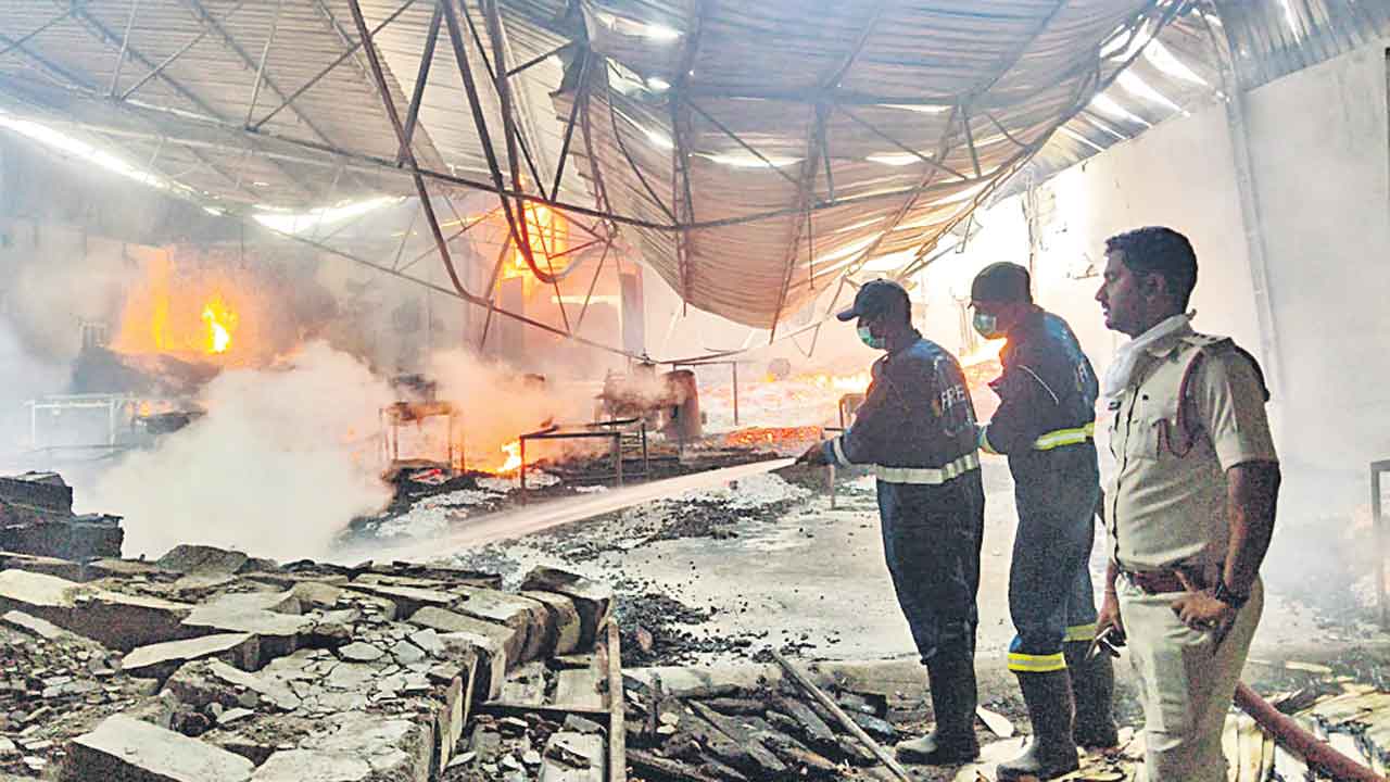 ప్లైవుడ్‌ కంపెనీలో అగ్నిప్రమాదం