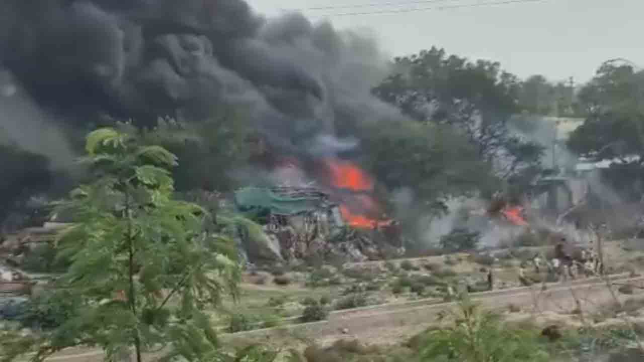 Fire accident | డెకరేషన్ వస్తువుల గోదాంలో భారీ అగ్ని ప్రమాదం : వీడియో