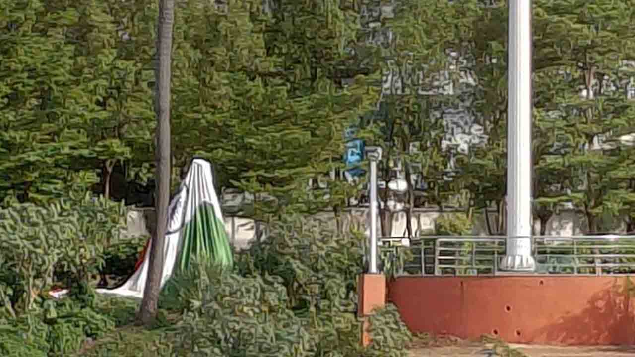 National flag | హైదరాబాద్‌లో జాతీయ జెండాకు అవమానం