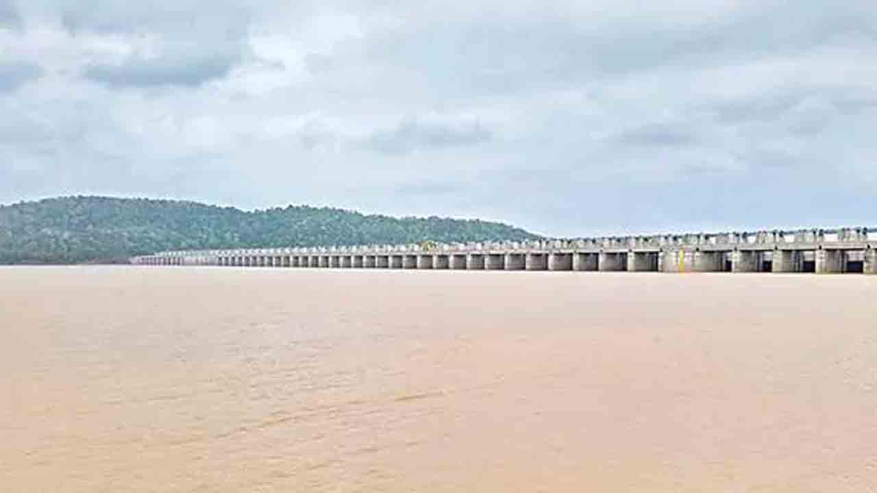 మేడిగడ్డకు 1.22 లక్షల క్యూసెక్కుల వరద