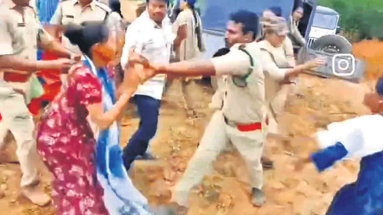 వేములూరులో పోడు రగడ.. ట్రెంచ్‌ పనులను అడ్డుకున్న ఆదివాసీలు