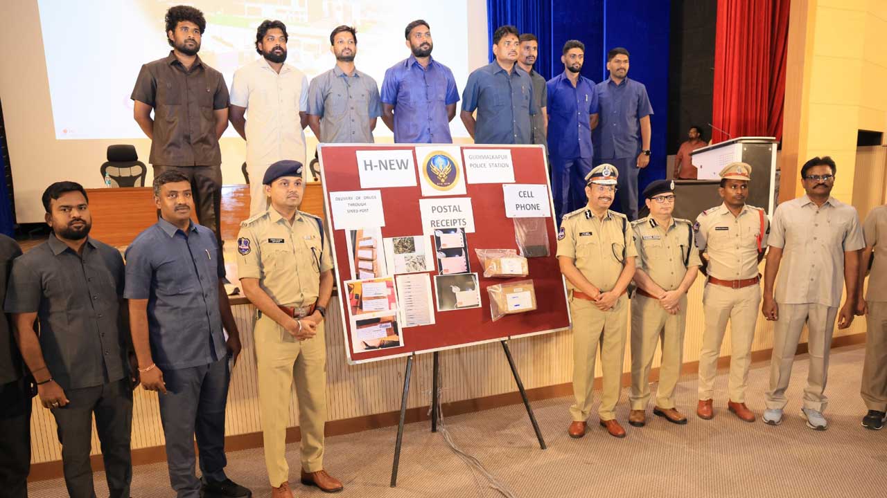 స్పీడ్‌ పోస్ట్‌తో గంజాయి సరఫరా