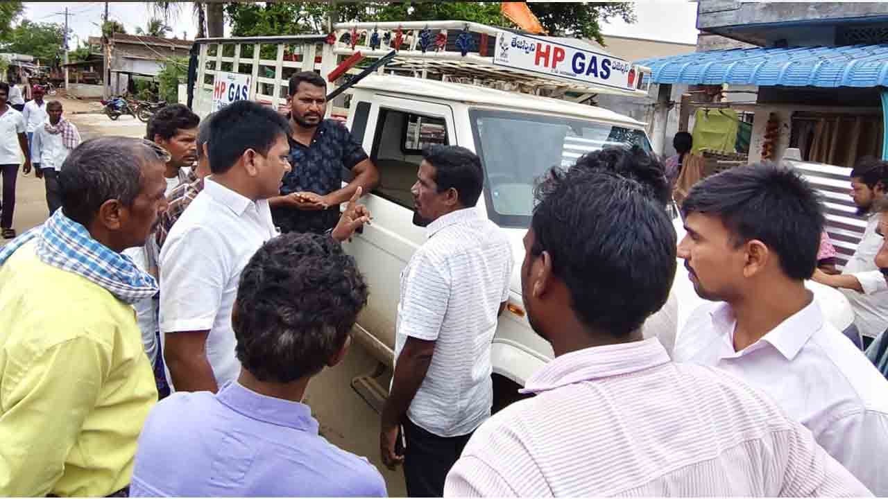 Karepalli | గ్యాస్ బండపై అదనపు వసూళ్లు.. వాహనాన్ని అడ్డుకున్న వెంకిట్యాతండా గ్రామస్థులు