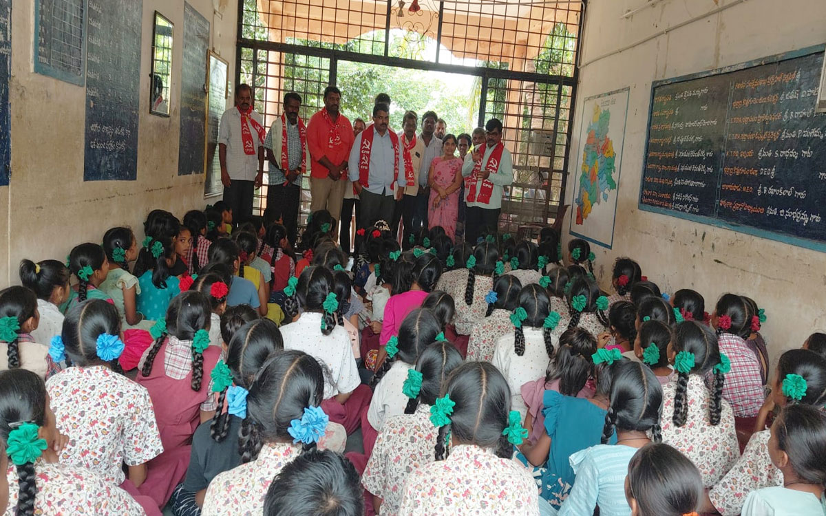 ‘ఆశ్రమ పాఠశాలల్లో మౌలిక సదుపాయాల కల్పనలో ప్రభుత్వం వైఫల్యం’