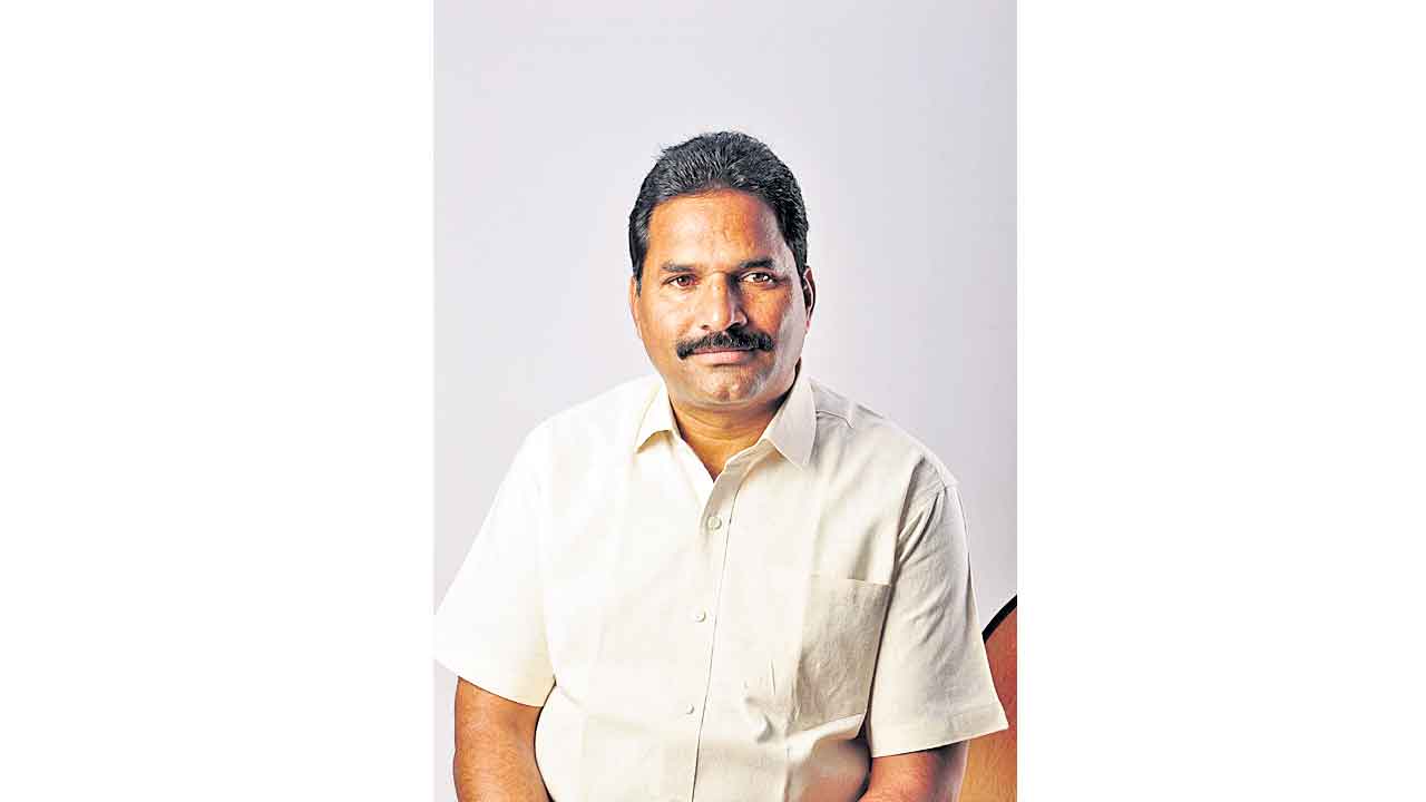 నిరుద్యోగులు రాజకీయ ఉచ్చులో పడొద్దు