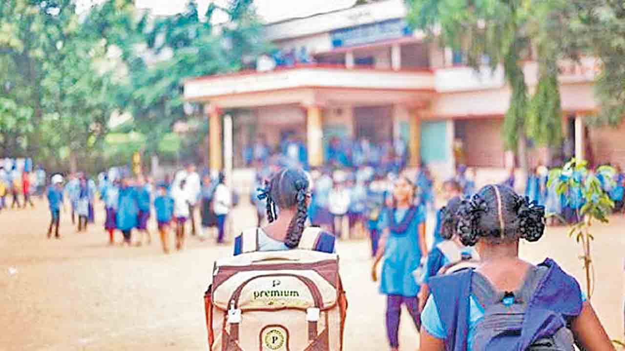 బడుల మూసివేతకు కొత్త కుట్రలు