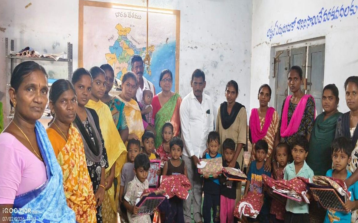 అంగన్‌వాడీ పిల్లలకు యూనిఫాం పంపిణీ
